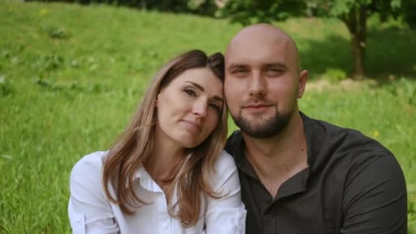 Närbild Ett Lyckligt Par Två Älskare Som Sitter Gräset Stadspark — Stockvideo