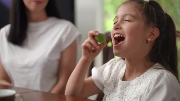 Una Forma Lúdica Cómica Madre Limita Consumo Dulces Sus Hijas — Vídeo de stock
