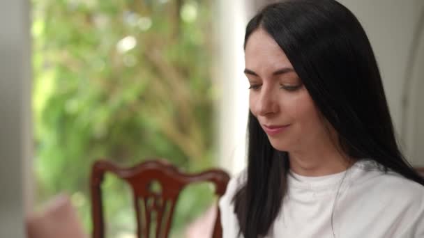 Uzun Siyah Saçlı Güzel Bir Kadın Modern Bir Evde Masada — Stok video