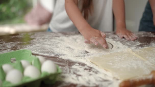 Loisirs Famille Dans Cuisine Maman Apprend Fille Cuisiner Une Fille — Video