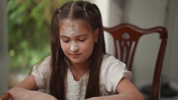 Yemek Pişirmek Eğlenceli Oluyor Neşeli Lekeli Bir Kız Masada Hamurla — Stok video