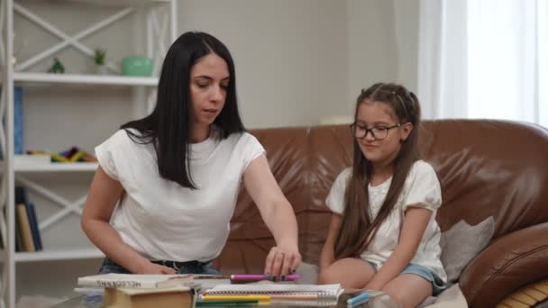 Domácí Výuka Máma Učí Svou Dceru Hravým Způsobem Pomocí Prvků — Stock video