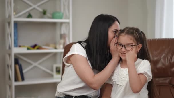 Ibu Berbagi Rahasia Dengan Putrinya Memberitahunya Telinganya Komunikasi Yang Menyenangkan — Stok Video