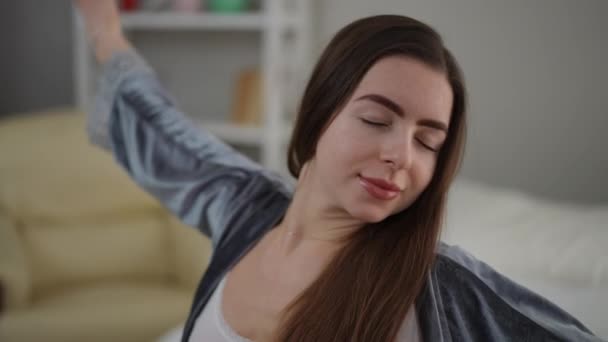 Крупним Планом Обличчя Молодої Жінки Сидить Ліжку Спальні Жінка Розтягує — стокове відео