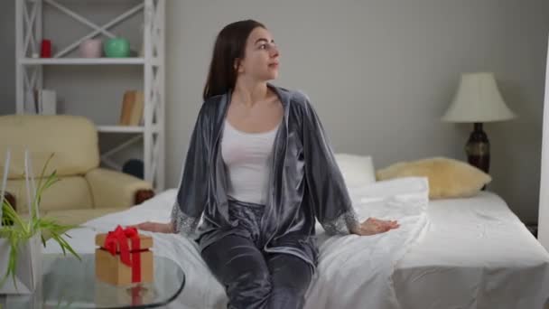 Egy Gyönyörű Lány Pizsamában Ágyon Hálószobában Két Kézzel Vesz Egy — Stock videók