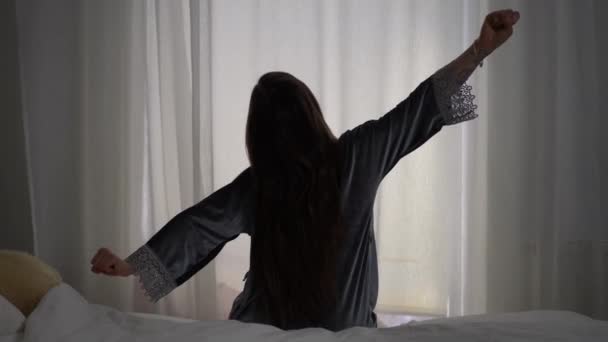 Pijamalı Bir Kadının Yatak Odasındaki Bir Yatağa Oturup Esnediği Sahne — Stok video