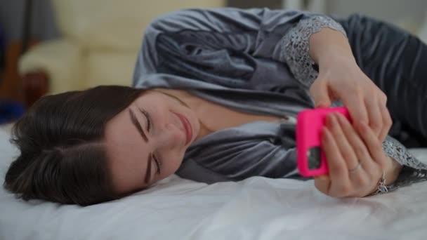 Close Uma Menina Pijama Deita Lado Cama Quarto Sorrindo Rindo — Vídeo de Stock