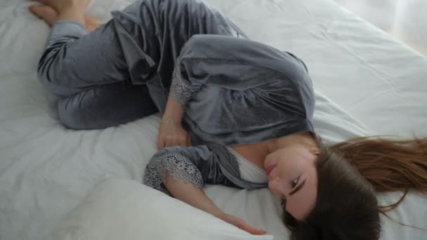 Une Fille Magnifique Pyjama Dort Allongée Sur Lit Oreiller Côté — Video