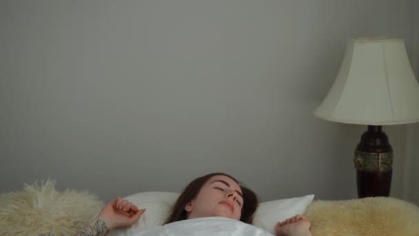 Zbliżenie Dziewczyna Budzi Się Siada Łóżku Zdaje Sobie Sprawę Zaspała — Wideo stockowe