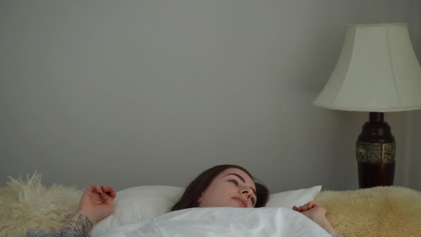 클로즈업 소녀는 일어나 침대에 그녀가 깨닫는다 깨닫고 카메라가 봅니다 카메라가 — 비디오