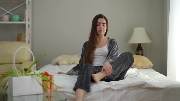 Piękna Młoda Kobieta Piżamie Długimi Włosami Siedząca Łóżku Przyjmuje Pozycję — Wideo stockowe