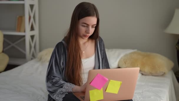 Kobieta Pięknej Piżamie Pracuje Laptopie Siedząc Łóżku Sypialni Praca Zdalna — Wideo stockowe