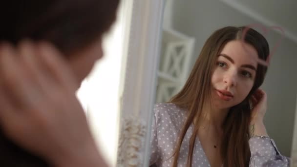 Uma Menina Com Cabelos Longos Olha Para Mesma Espelho Chão — Vídeo de Stock