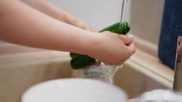 Eine Frau Wäscht Frische Gurken Hält Sie Der Hand Unter — Stockvideo