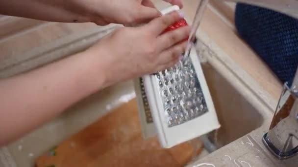 Kobieta Myje Tarkę Gąbką Pod Bieżącą Wodą Kranu Stojąc Kuchni — Wideo stockowe