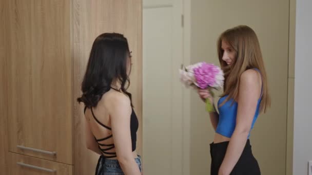 Дівчина Приходить Своєї Подруги Дарує Букет Квітів Радісні Вони Обіймаються — стокове відео