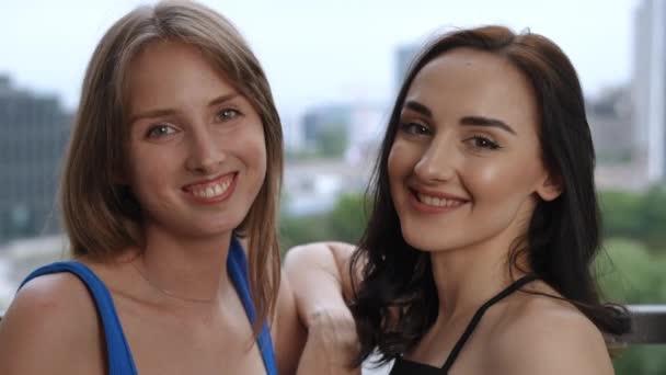 Dos Hermosas Chicas Caucásicas Miran Cámara Sonríen Mientras Están Pie — Vídeos de Stock