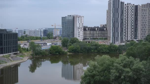 Modern Stadsbild Från Fönstret Lägenhet Ett Flerbostadsområde — Stockvideo