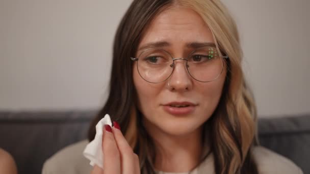 Zbliżenie Twarz Dziewczyny Okularach Która Płacze Wyciera Łzy Chusteczką Dziewczyny — Wideo stockowe