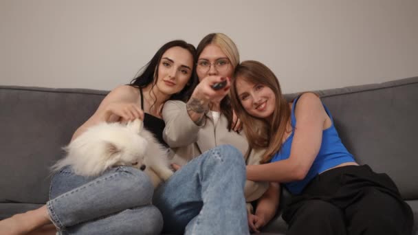 Três Namoradas Estão Sentadas Abraçando Sofá Assistindo Spitz Branco Dorme — Vídeo de Stock