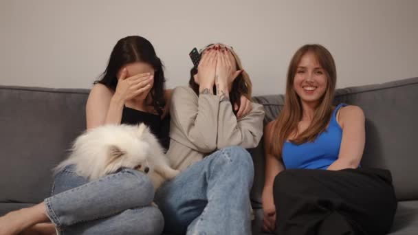 Три Кавказские Девушки Сидят Диване Рассмеялись Глядя Камеру Белый Спитц — стоковое видео