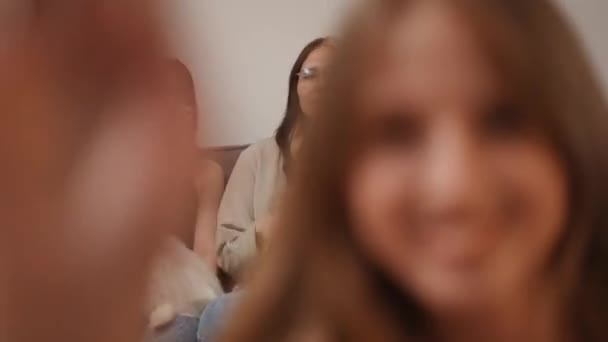 Trzy Dziewczyny Robią Zdjęcia Siedzą Kanapie Dziewczyna Ustawia Samowyzwalacz Kamerze — Wideo stockowe