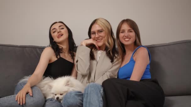 Drei Schöne Freundinnen Machen Fotos Während Sie Auf Dem Sofa — Stockvideo