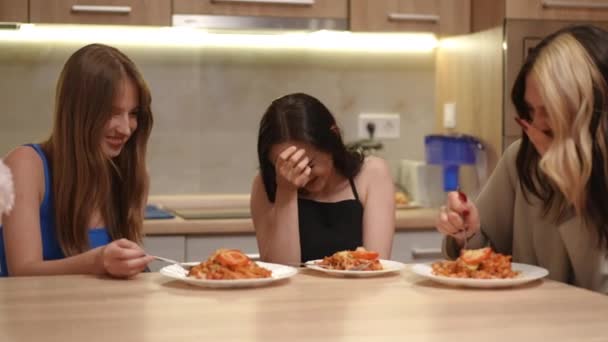 Tiga Gadis Cantik Duduk Meja Dapur Dengan Makanan Piring Dan — Stok Video