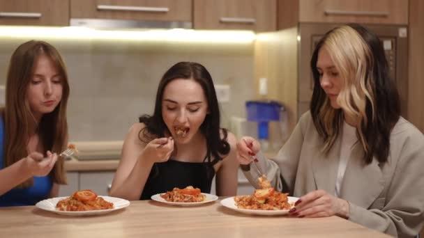 Trois Belles Filles Sont Assises Dans Cuisine Une Table Avec — Video