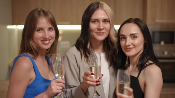 Tre Tjejer Med Glas Vitt Mousserande Vin Händerna Står Köket — Stockvideo