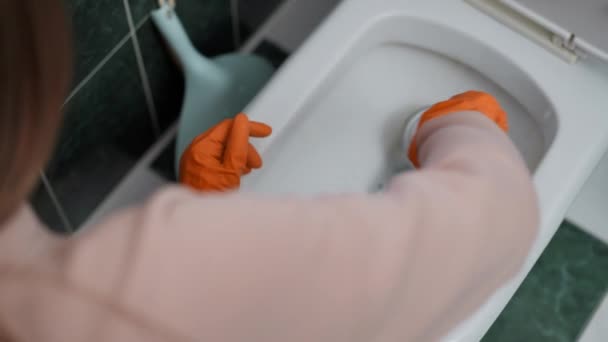 Yakın Plan Lastik Eldivenli Tanınmayan Bir Kadın Evdeki Banyoda Duran — Stok video