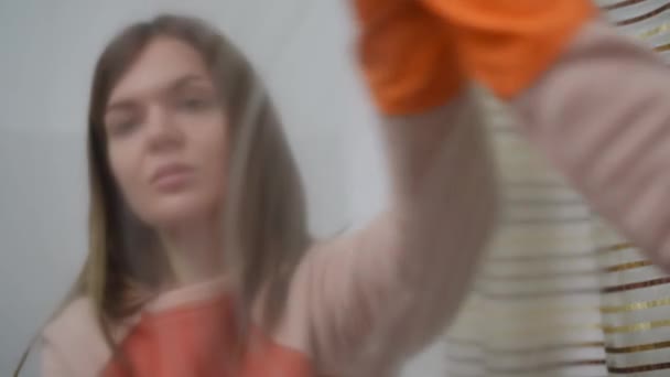 Rencana Close Seorang Wanita Muda Dengan Tangan Sarung Tangan Karet — Stok Video