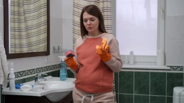 Ciężarna Kobieta Pomarańczowych Gumowych Rękawiczkach Stoi Łazience Patrzy Ręce Których — Wideo stockowe