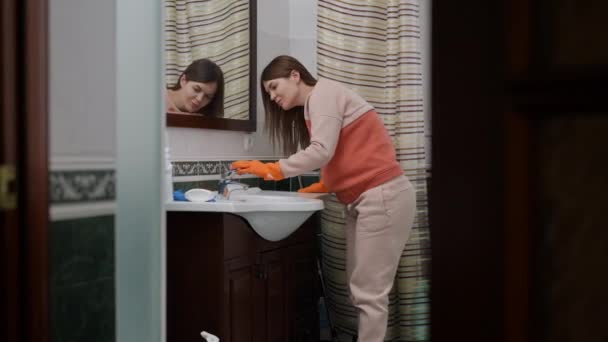 Ciężarna Kobieta Sprząta Łazienkę Kobieta Gumowych Rękawiczkach Myje Kran Gąbką — Wideo stockowe