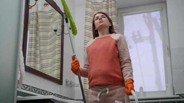 Uma Mulher Grávida Está Preparando Para Limpar Casa Com Uma — Vídeo de Stock