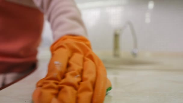 Primer Plano Mano Una Mujer Irreconocible Guante Naranja Frota Cuidadosamente — Vídeos de Stock