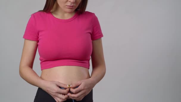 Mujer Embarazada Irreconocible Midiendo Vientre Con Una Cinta Métrica Mientras — Vídeos de Stock