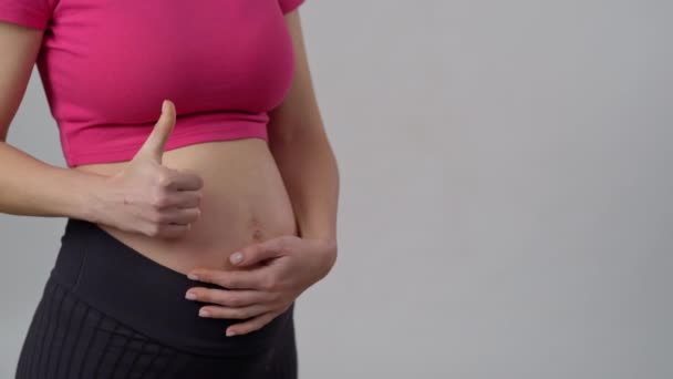 Kobieta Ciąży Stoi Białym Tle Pokazuje Gest Sukcesu Ręką Podnosząc — Wideo stockowe