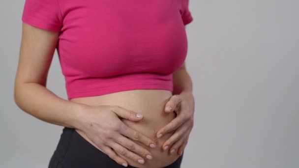 Detailní Záběr Nerozpoznatelná Těhotná Žena Dává Ruce Sobě Medituje Relaxuje — Stock video