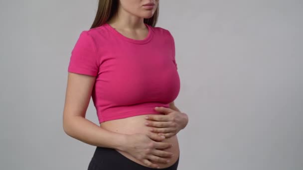 Nierozpoznawalna Kobieta Ciąży Różowym Baku Medytuje Relaksuje Się Stojąc Białym — Wideo stockowe