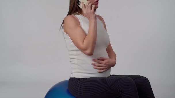 Onherkenbare Zwangere Vrouw Die Een Mobiele Telefoon Praat Terwijl Een — Stockvideo