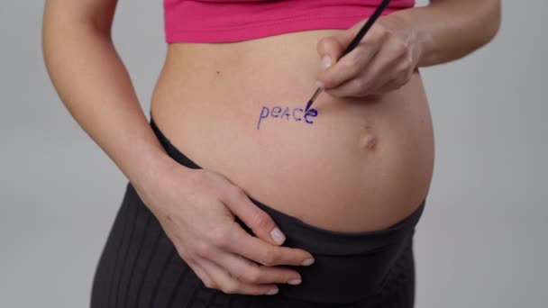 Cerca Mujer Embarazada Irreconocible Levanta Sobre Fondo Blanco Pinta Palabra — Vídeos de Stock