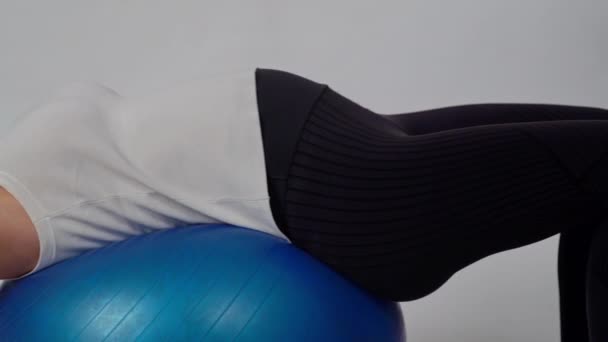 Ciężarna Kobieta Wzmacnia Mięśnie Brzucha Piłeczką Fitballa Leżąc Plecach Białym — Wideo stockowe