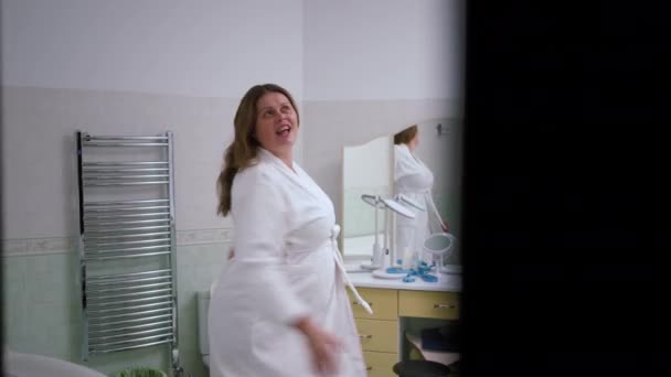 Rallentatore Una Donna Entra Bagno Con Accappatoio Bianco Ottimo Umore — Video Stock