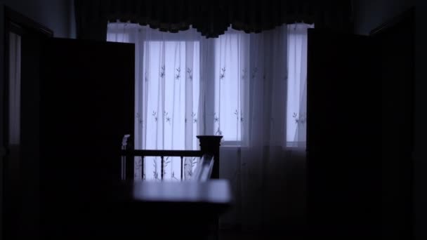 Ein Schummriger Gang Mit Offenen Türen Und Tüll Den Fenstern — Stockvideo