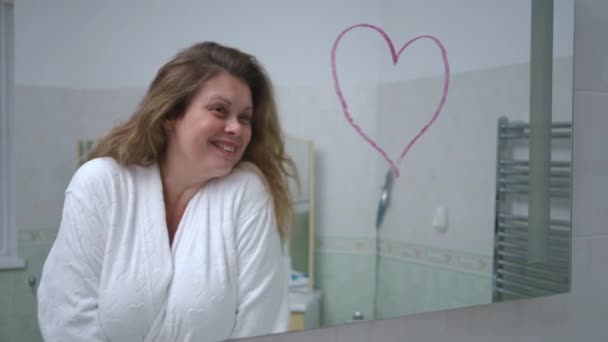 Zwolnij Trochę Kobieta Białym Szlafroku Uśmiecha Się Pozuje Patrząc Lustro — Wideo stockowe