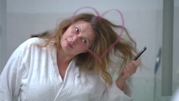 Ralenti Une Femme Peignoir Blanc Sourit Coiffe Avec Peigne Tout — Video