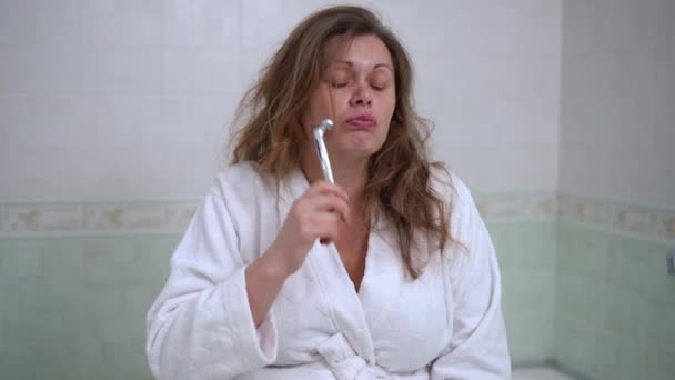 Kvinde Klodset Masserer Hendes Ansigt Med Rulle Massager Kvinde Hvid – Stock-video