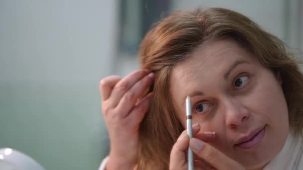 Yakın Plan Bir Kadın Beceriksizce Kaşlarını Kalemle Çiziyor — Stok video