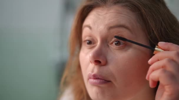 Yakın Plan Bir Kadın Maskarasını Bir Fırçayla Kirpiklerine Sürer — Stok video